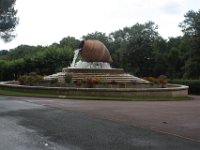 Un accès aux thermes de Cambo les Bains, avec une poterie en provenance d'un artisan proche de Banca